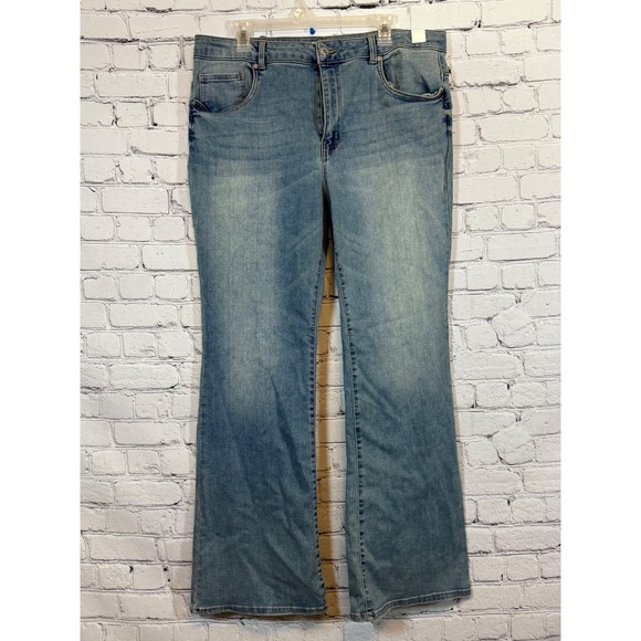 Refuge Size 15  Denim Austin Push-Up Flare‎ Jeans Light Wash Bootcut - Picture 1 of 3